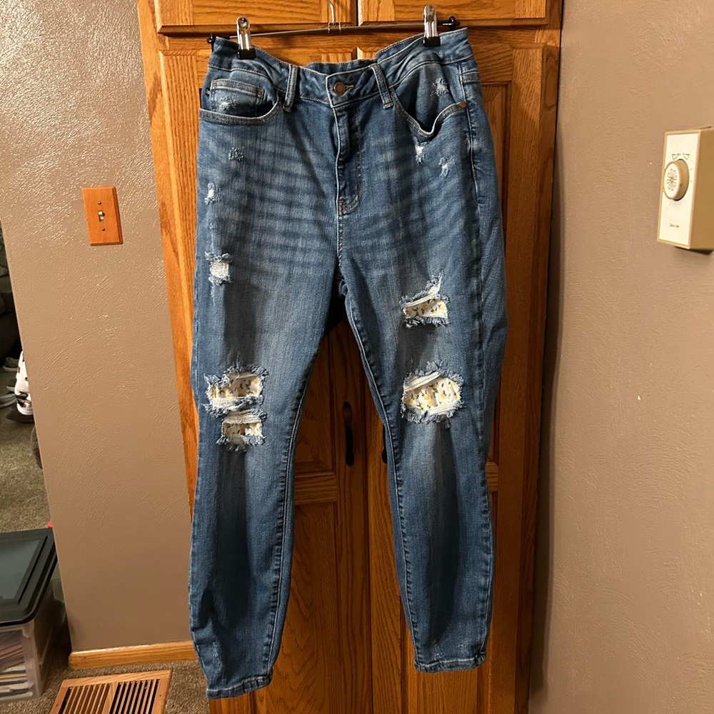 Judy Blue 14W skinny, distressed denim jeans. Mid-rise, lemon 🍋 material CUTE!